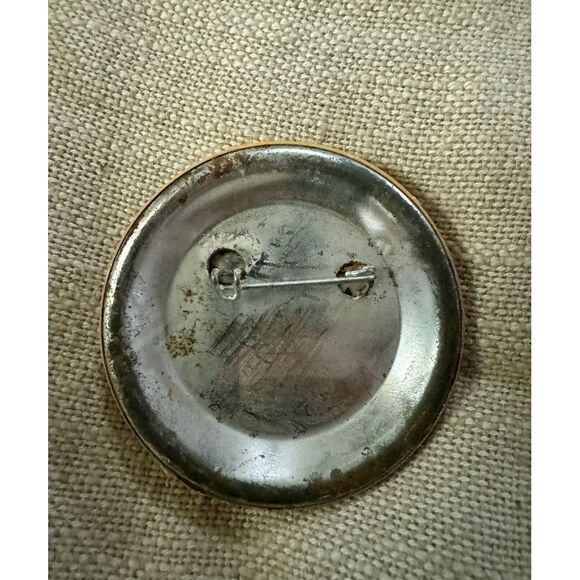 Drink SHINER BOCK‎ Beer Brewed With An Attitude Brewery Lapel Vest Pin Pinback - Picture 2 of 3